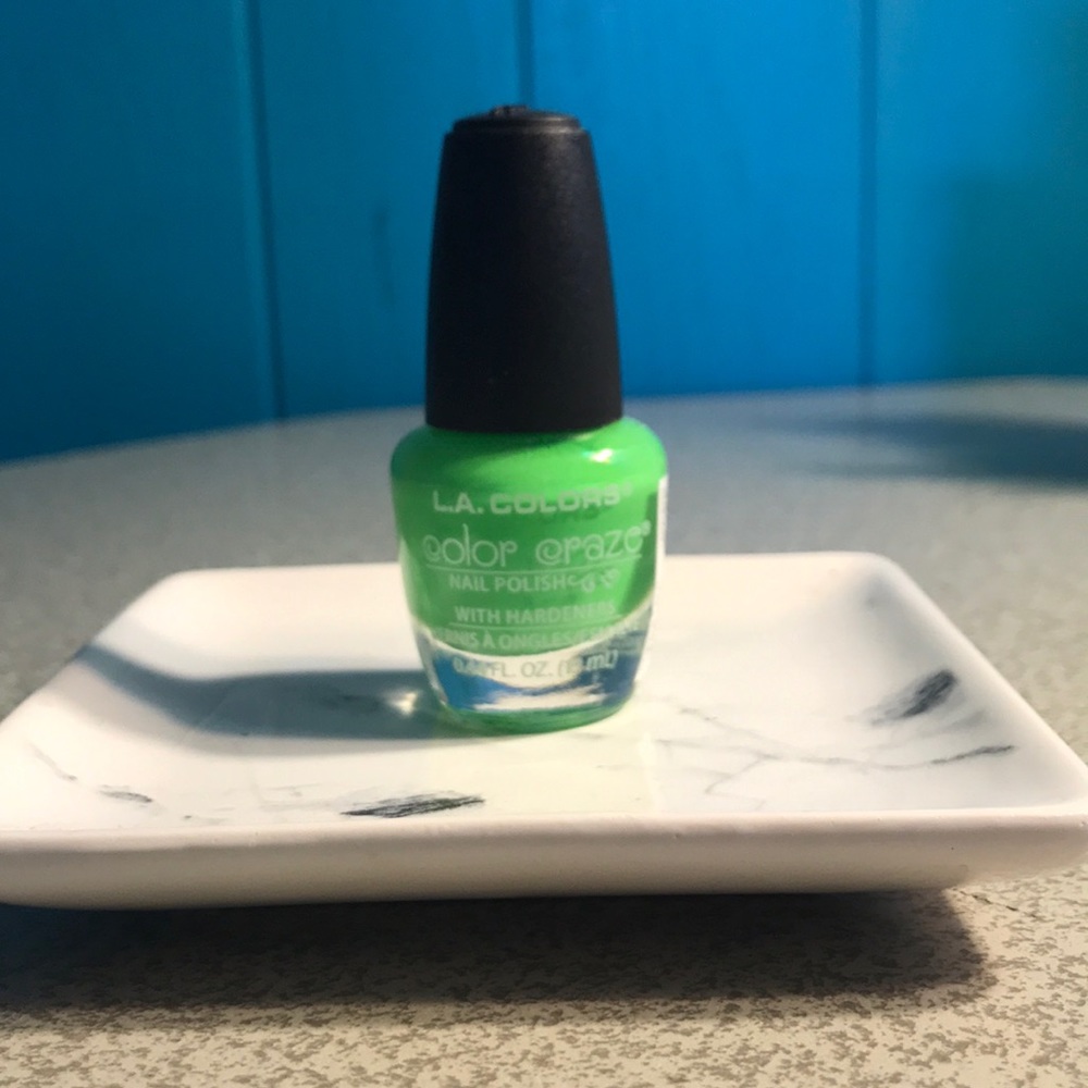 Neon green nail polish la colors [not used]